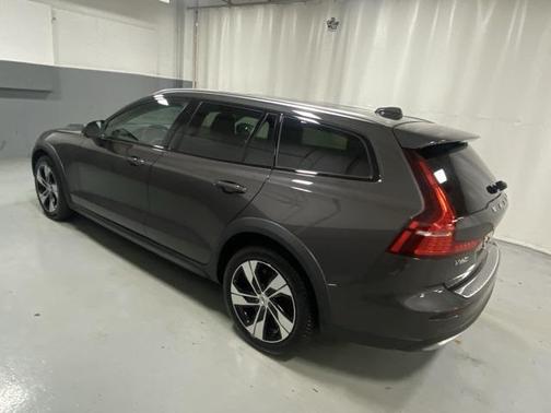 2024 Volvo V60 Cross Country B5 Plus