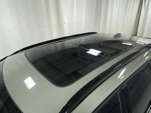 2023 Volvo XC40 B5 Plus Dark Theme