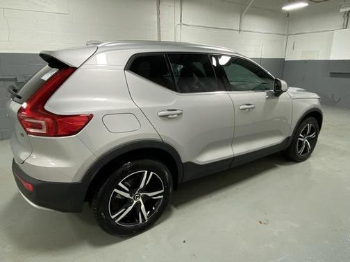 2025 Volvo XC40 B5 Core Bright Theme