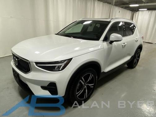 2025 Volvo XC40 B5 Core Bright Theme