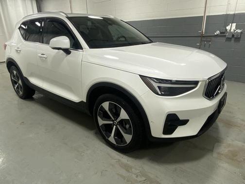2025 Volvo XC40 Plus Bright Theme