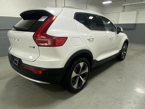 2025 Volvo XC40 Plus Bright Theme