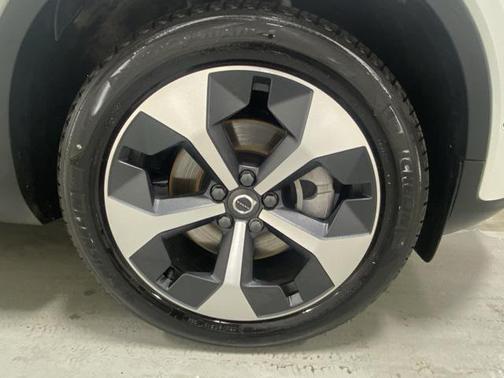 2025 Volvo XC40 Plus Bright Theme