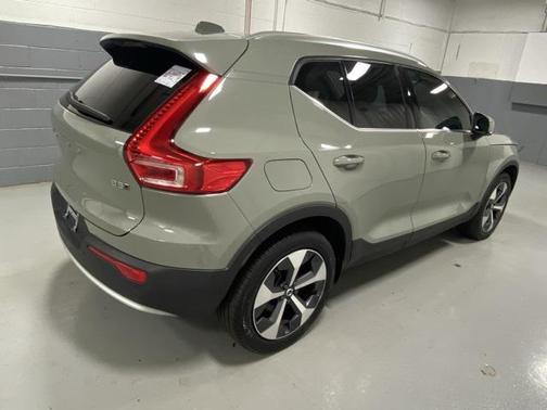 2024 Volvo XC40 B5 Plus Bright Theme