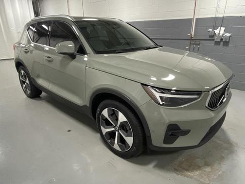 2024 Volvo XC40 B5 Plus Bright Theme