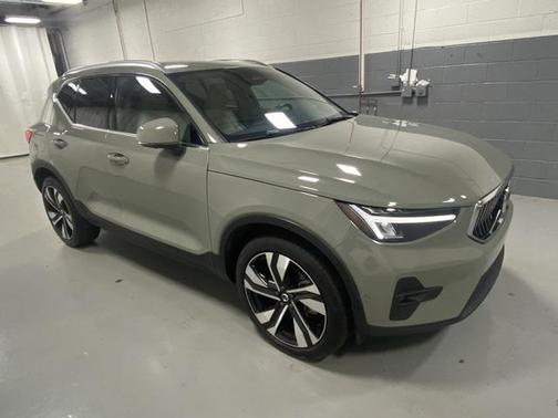 2023 Volvo XC40 B5 Plus Bright Theme