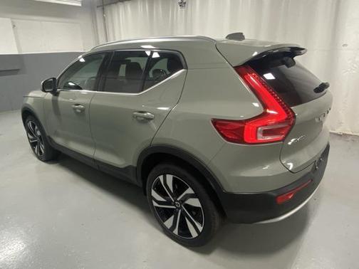 2023 Volvo XC40 B5 Plus Bright Theme