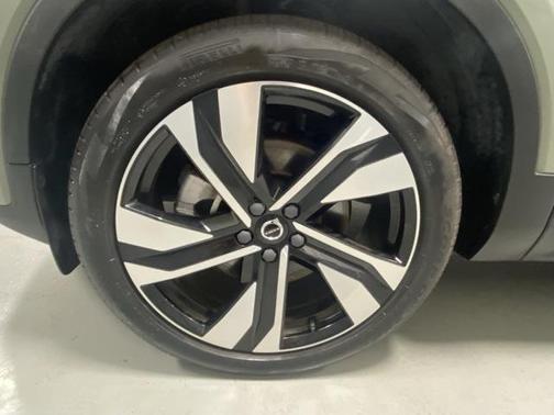 2023 Volvo XC40 B5 Plus Bright Theme