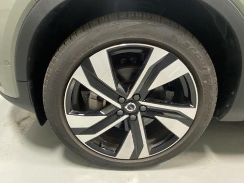 2024 Volvo XC40 B5 Ultimate Bright Theme
