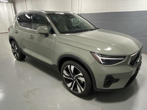 2024 Volvo XC40 B5 Ultimate Bright Theme