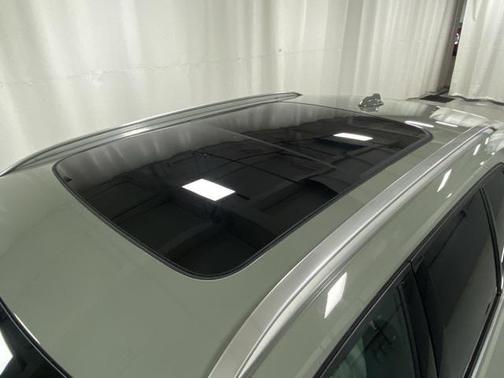 2024 Volvo XC40 B5 Ultimate Bright Theme