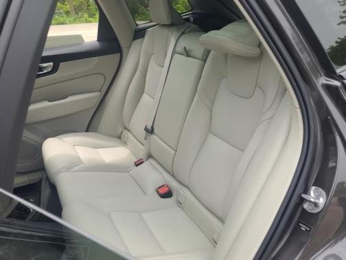 2023 Volvo XC60 Recharge Plug-In Hybrid T8 Ultimate Dark Theme