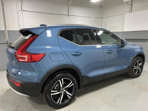 2025 Volvo XC40 B5 Core Bright Theme