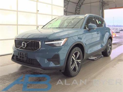 2025 Volvo XC40 B5 Core Bright Theme