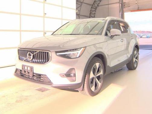 2025 Volvo XC40 B5 Plus Bright Theme