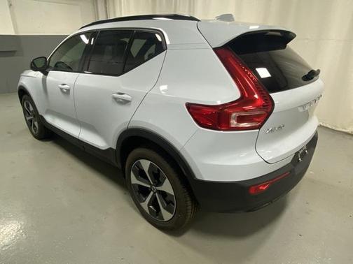 2025 Volvo XC40 B5 Plus Dark Theme