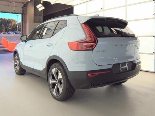 2025 Volvo XC40 B5 Plus Dark Theme