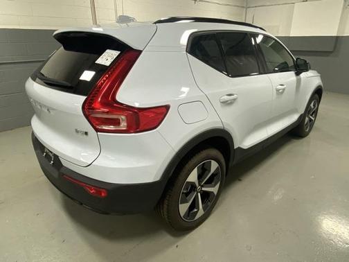 2025 Volvo XC40 B5 Plus Dark Theme