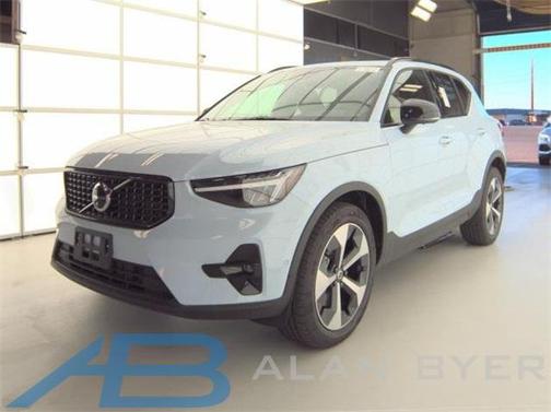 2025 Volvo XC40 B5 Plus Dark Theme
