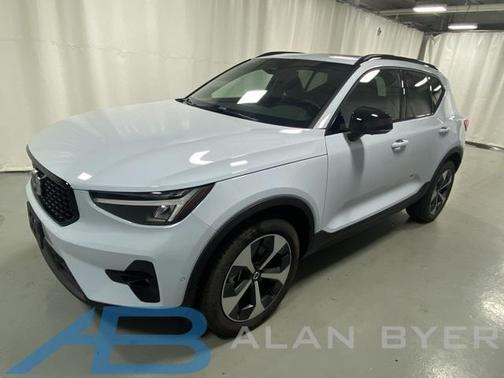 2025 Volvo XC40 B5 Plus Dark Theme