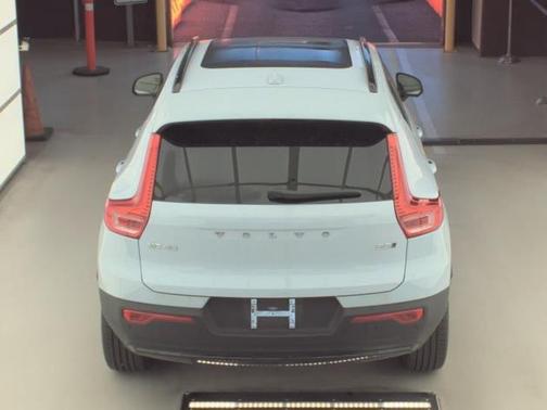2025 Volvo XC40 B5 Plus Dark Theme