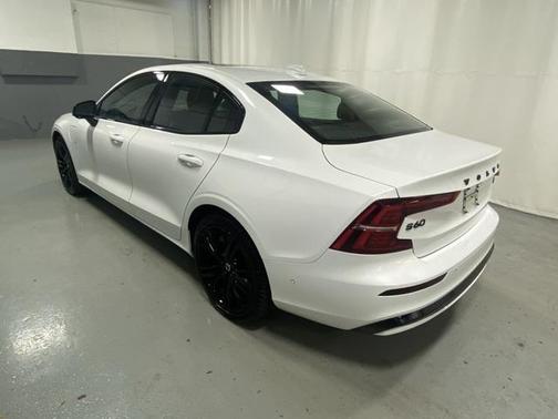 2024 Volvo S60 Recharge Plug-In Hybrid T8 Ultimate Black Edition