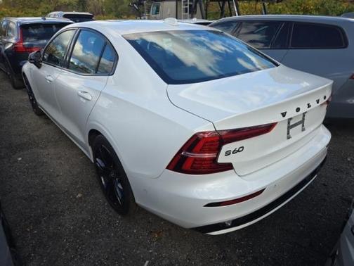 2024 Volvo S60 Recharge Plug-In Hybrid T8 Ultimate Black Edition