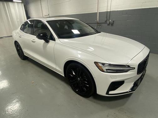 2024 Volvo S60 Recharge Plug-In Hybrid T8 Ultimate Black Edition