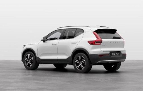 2025 Volvo XC40 B5 Core Bright Theme