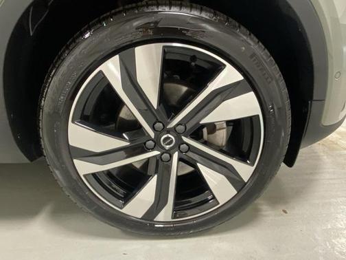 2024 Volvo XC40 B5 Plus Bright Theme