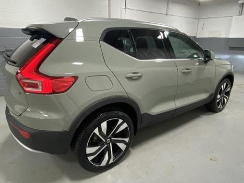2024 Volvo XC40 B5 Plus Bright Theme