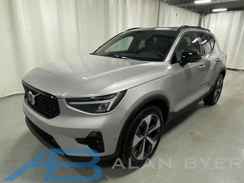 2025 Volvo XC40 B5 Plus Dark Theme