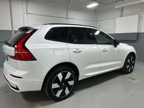 2024 Volvo XC60 Recharge Plug-In Hybrid T8 Plus Dark Theme