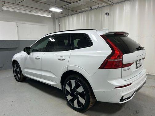 2024 Volvo XC60 Recharge Plug-In Hybrid T8 Plus Dark Theme