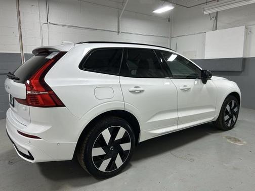 2024 Volvo XC60 Recharge Plug-In Hybrid T8 Plus Dark Theme