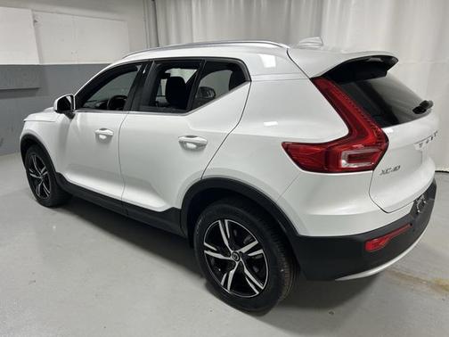 2025 Volvo XC40 B5 Core Bright Theme