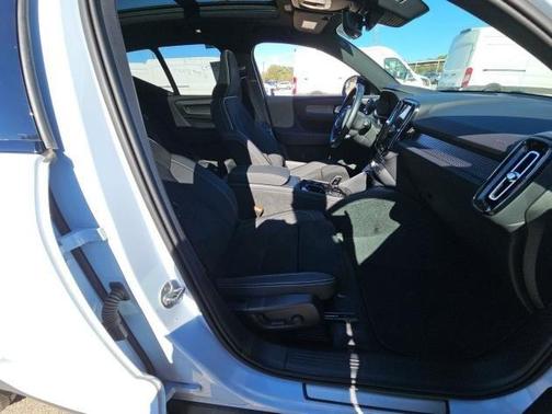 2025 Volvo XC40 B5 Plus Dark Theme