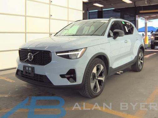 2025 Volvo XC40 B5 Plus Dark Theme