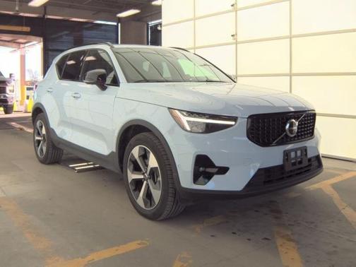 2025 Volvo XC40 B5 Plus Dark Theme