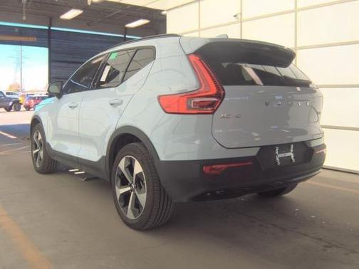 2025 Volvo XC40 B5 Plus Dark Theme
