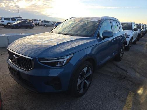 2025 Volvo XC40 B5 Plus Bright Theme
