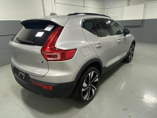 2025 Volvo XC40 B5 Plus Dark Theme