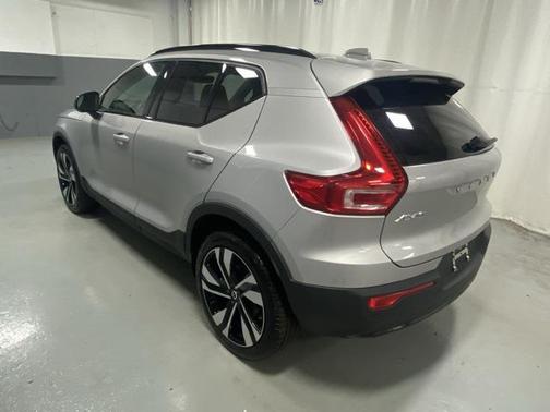 2025 Volvo XC40 B5 Plus Dark Theme