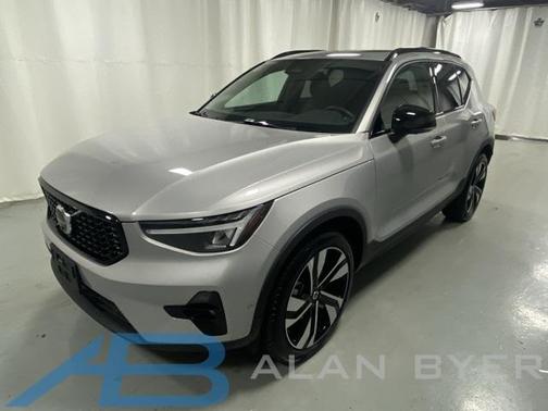 2025 Volvo XC40 B5 Plus Dark Theme
