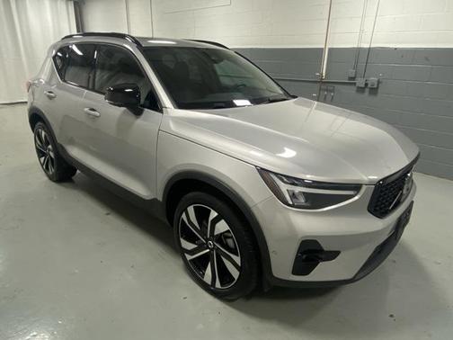 2025 Volvo XC40 B5 Plus Dark Theme