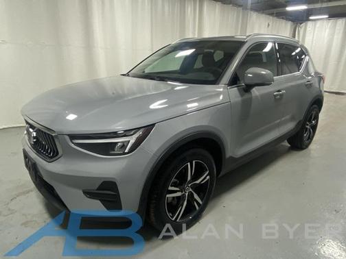 2025 Volvo XC40 B5 Core Bright Theme