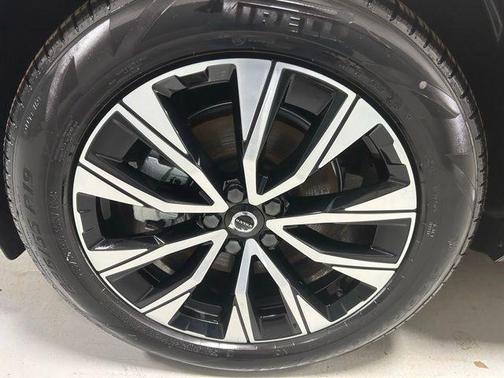 Platinum Grey Metallic 2025 Volvo XC60 B5 Plus