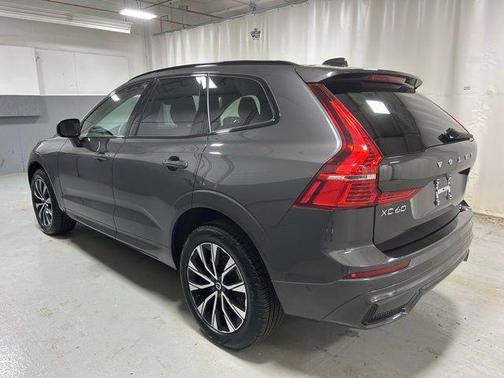 Platinum Grey Metallic 2025 Volvo XC60 B5 Plus