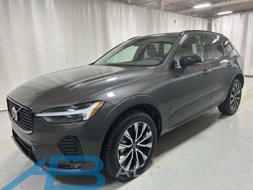 Platinum Grey Metallic 2025 Volvo XC60 B5 Plus