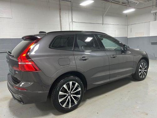 Platinum Grey Metallic 2025 Volvo XC60 B5 Plus